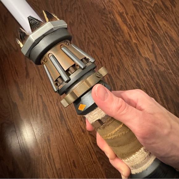 Rey Skywalker Legacy LIGHTSABER Hilt - Star Wars: Galaxy's Edge - Picture 6 of 17